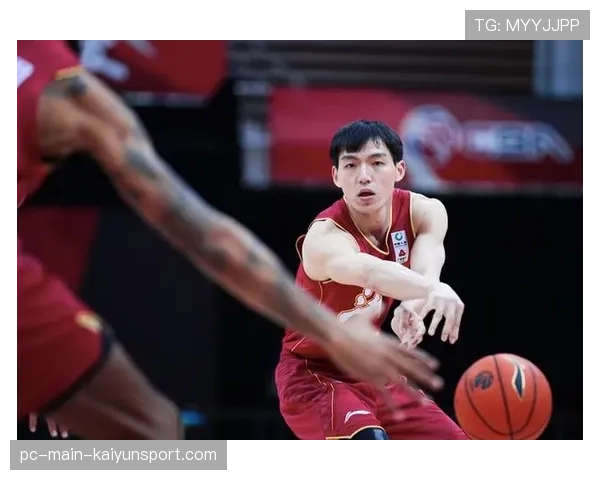 吴前领取月度最佳球员奖杯,与队友分享荣誉 吴前领取月度最佳球员奖杯,与队友分享荣誉