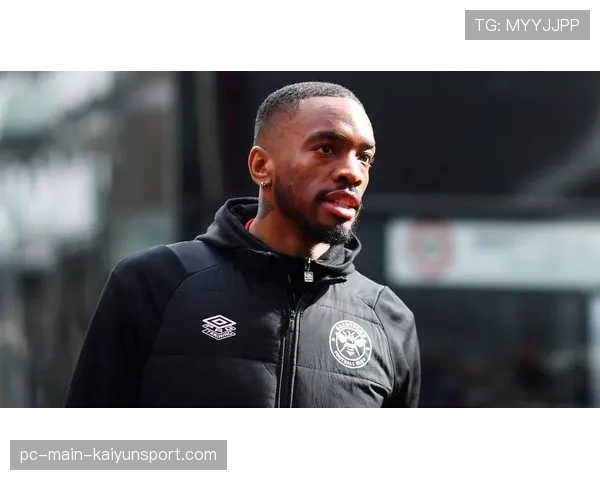 比赛镜头：布伦特福德前锋伊万·托尼因一次高压逼抢导致抽筋，被换下时神情沮丧