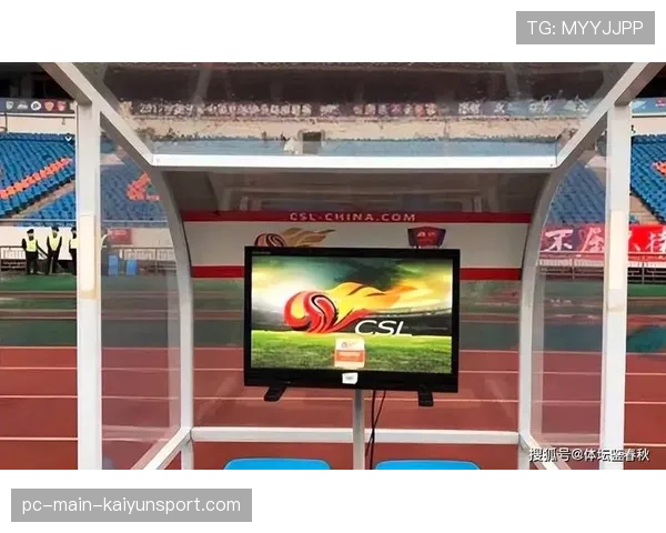 VAR介入检查疑似禁区内手球,源于一次高弧线传中 VAR介入检查疑似禁区内手球,源于一次高弧线传中